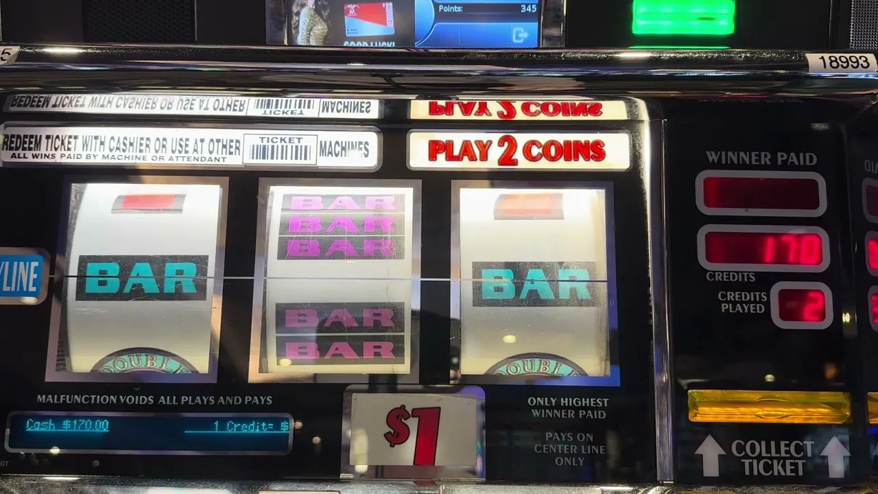 Jugador eligiendo tragamonedas por volatilidad en un casino online argentino